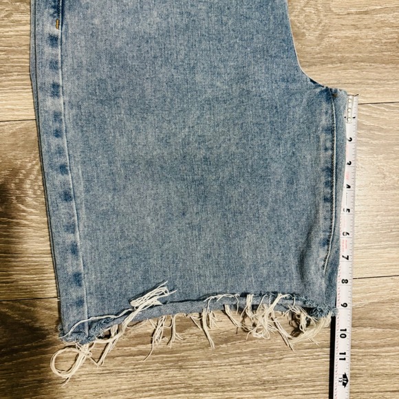 Bohemian Distressed Denim Shorts Daisy Embroidered Cutoff Raw Hem Light Wash L - Picture 10 of 11